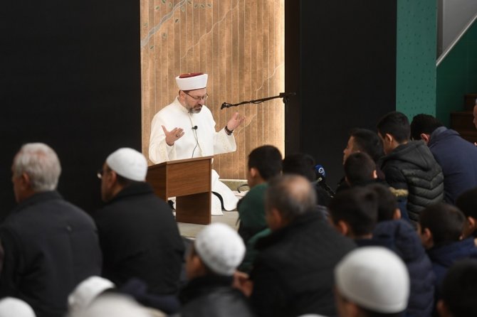 Başkan Erbaş, sabah namazında çocuklar ve gençlerle buluştu