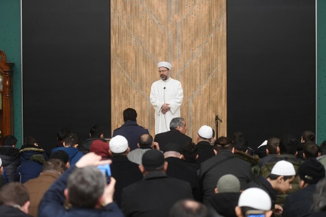 Başkan Erbaş, sabah namazında çocuklar ve gençlerle buluştu