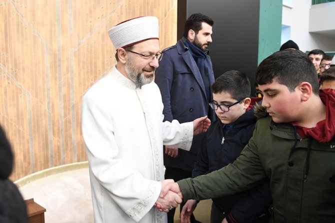 Başkan Erbaş, sabah namazında çocuklar ve gençlerle buluştu