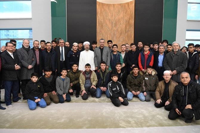 Başkan Erbaş, sabah namazında çocuklar ve gençlerle buluştu