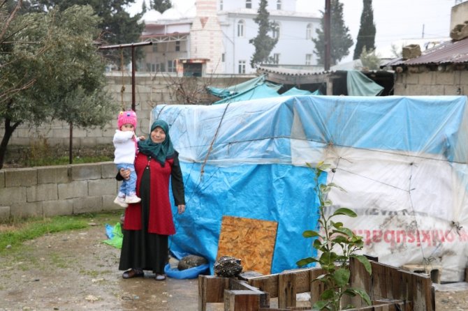 Deprem korkusundan çadırda yaşamaya başladılar
