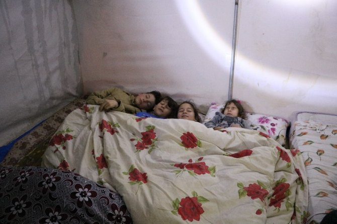 Deprem korkusundan çadırda yaşamaya başladılar