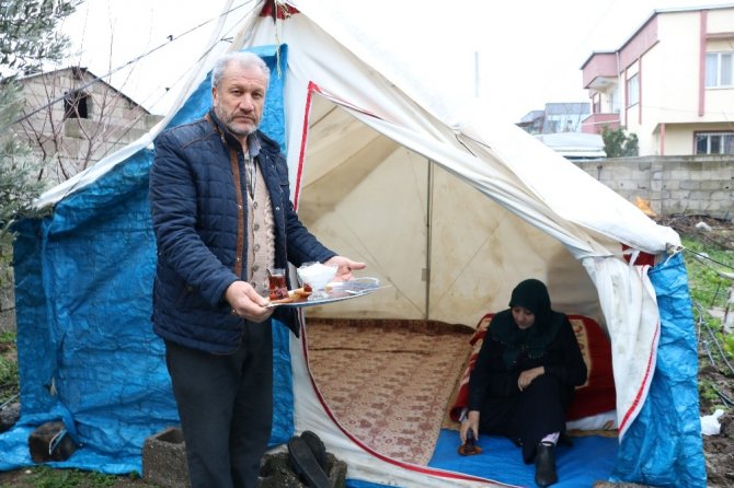 Deprem korkusundan çadırda yaşamaya başladılar