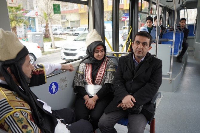 Halk otobüsünde yolculara "Sütçü İmam" ve "Senem Ayşe" sürprizi
