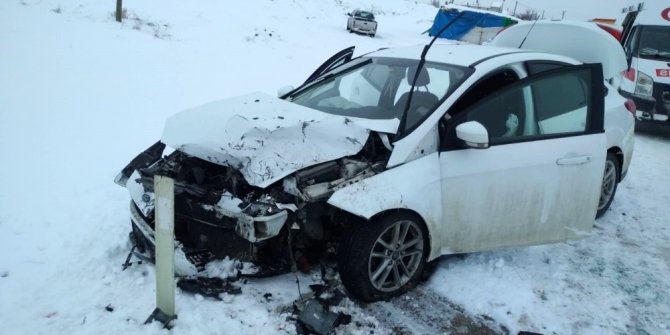 Afşin'de iki araç çarpıştı 5 kişi yaralandı