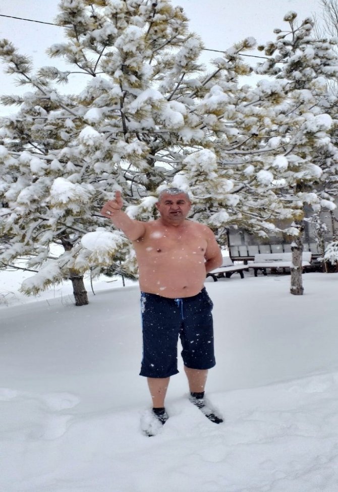 Elbistan'da kar banyosu yaptı