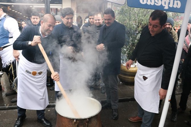 Kervan Alpedo kar altında dondurma ikramı yaptı