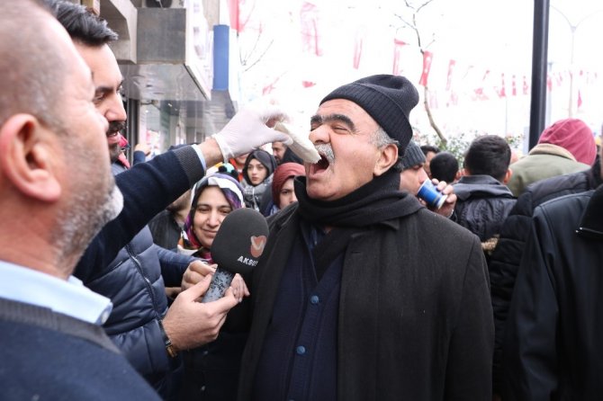 Kervan Alpedo kar altında dondurma ikramı yaptı