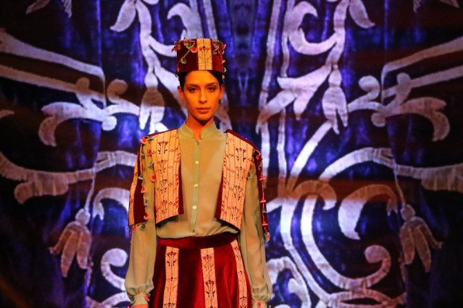 Kahramanmaraş'ta maraş işi sim sırma defilesi düzenlendi