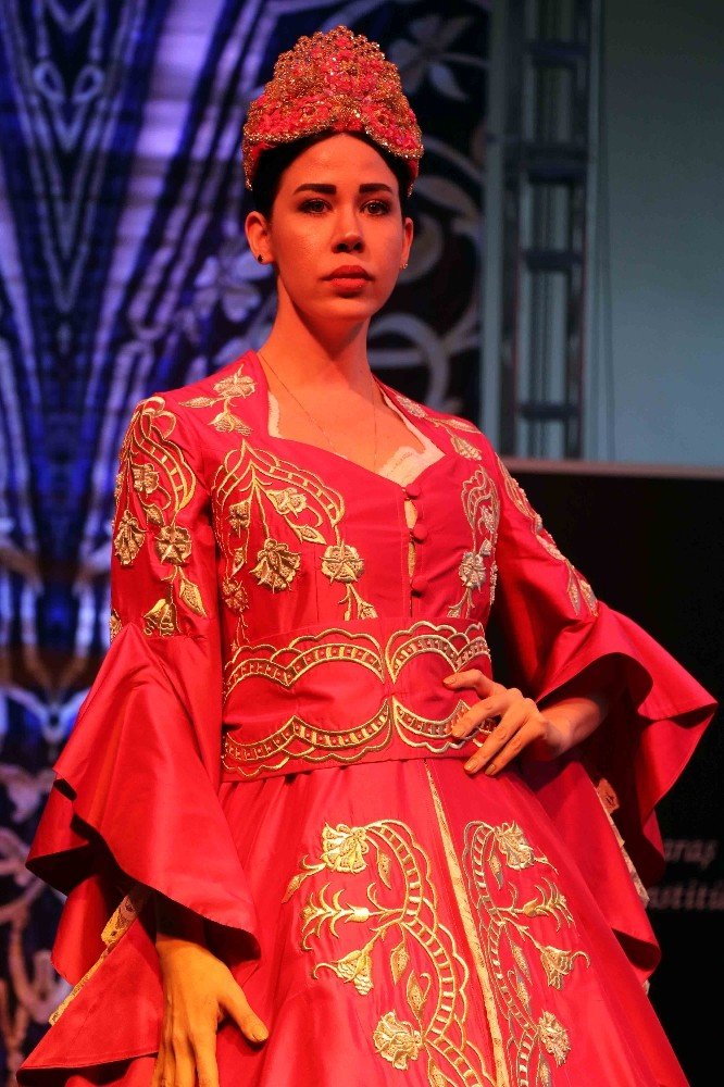 Kahramanmaraş'ta maraş işi sim sırma defilesi düzenlendi