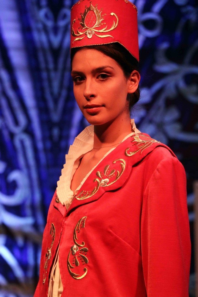 Kahramanmaraş'ta maraş işi sim sırma defilesi düzenlendi