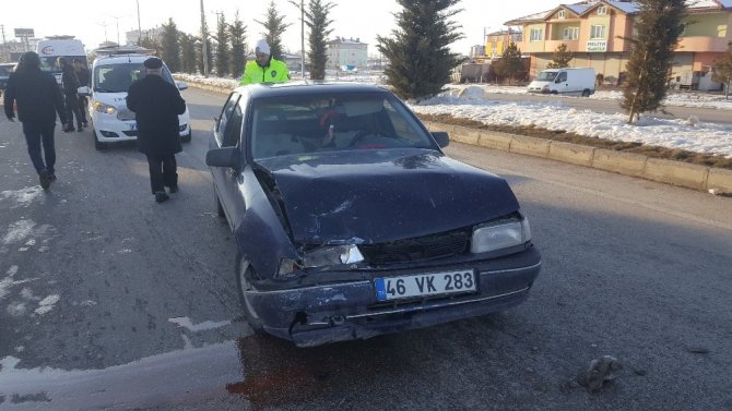 Frene bastı otomobil çarptı