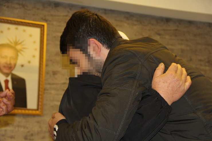 HDP önündeki eyleme katıldı: 6 yıl sonra oğluna kavuştu