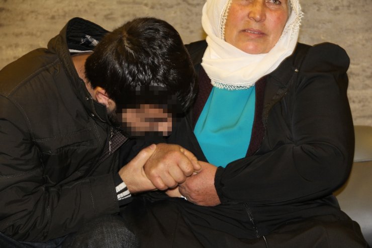 HDP önündeki eyleme katıldı: 6 yıl sonra oğluna kavuştu