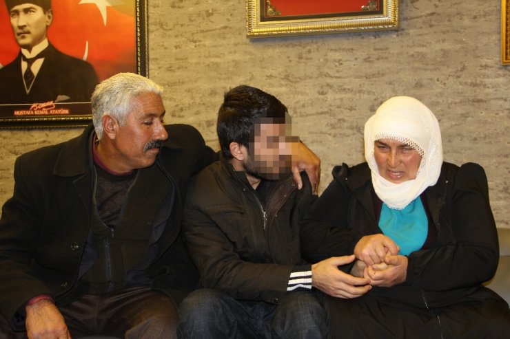 HDP önündeki eyleme katıldı: 6 yıl sonra oğluna kavuştu
