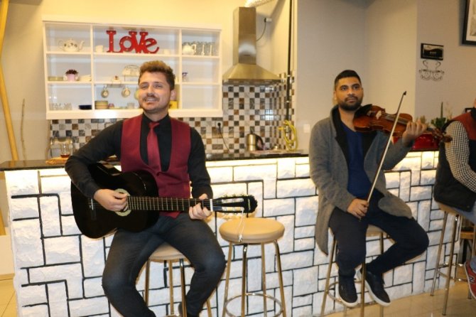 Yabancı öğrenciler Türk şarkılarıyla coştu