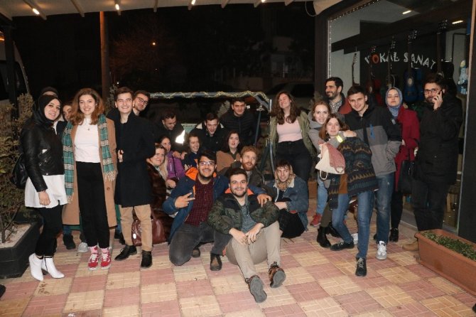 Yabancı öğrenciler Türk şarkılarıyla coştu