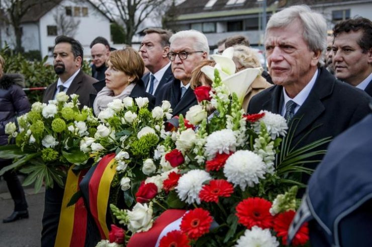 Almanya Cumhurbaşkanı, 5 Türk’ün öldürüldüğü olay yerine çiçek bıraktı