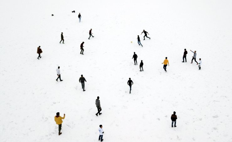 Donan göl üzerinde futbol keyfi