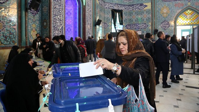 İran'da seçime katılım yüzde 42,57 oldu