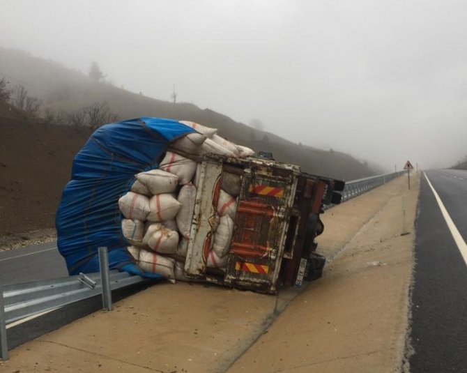 Kahramanmaraş'ta kamyon devrildi sürücü yaralandı