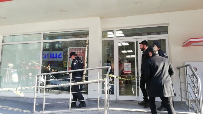 Kahramanmaraş'ta Bankanın camına kurşun isabet etti