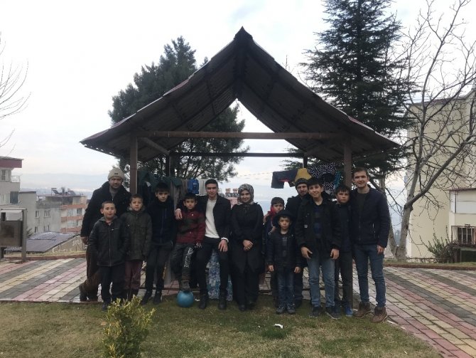 Kahramanmaraş'ta Gönüllü gençlerden ihtiyaç sahiplerine giysi