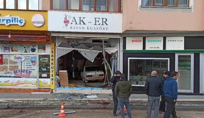 Afşin'de Otomobil kuaför salonuna girdi