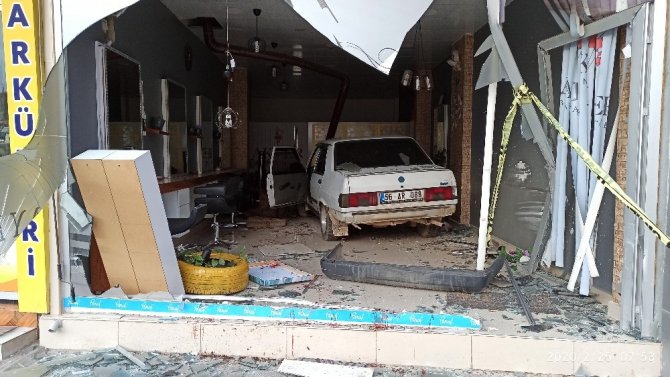 Afşin'de Otomobil kuaför salonuna girdi