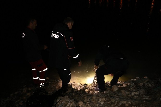 Baba ve oğlu balık tutmak için gittikleri suda kayboldu