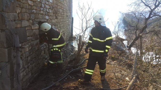 Yangında mahsur kalan anne ve kızı kurtarıldı