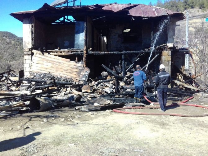 Yangında mahsur kalan anne ve kızı kurtarıldı