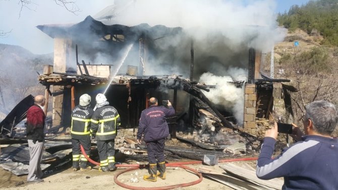 Yangında mahsur kalan anne ve kızı kurtarıldı