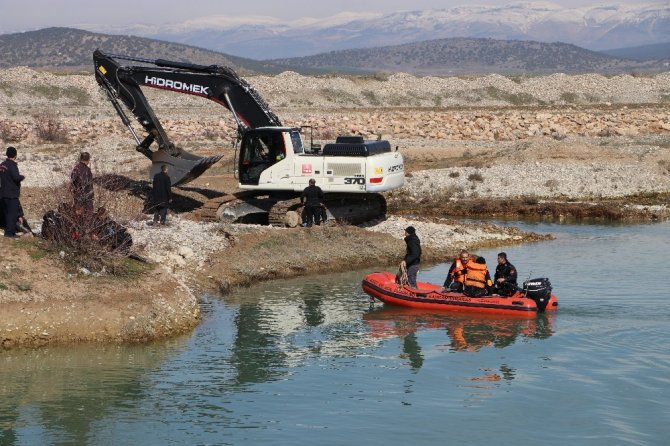 Çayda kaybolan baba ve oğlunu arama çalışmaları sürüyor