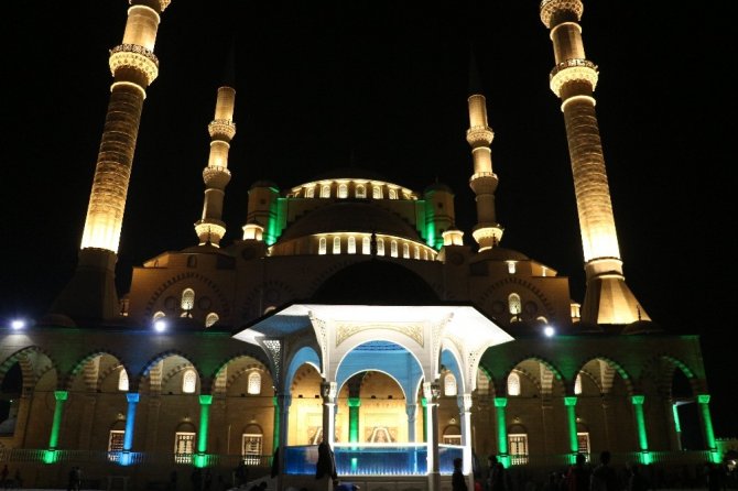 Regaip Kandili’nde Abdülhamit Han Cami doldu taştı