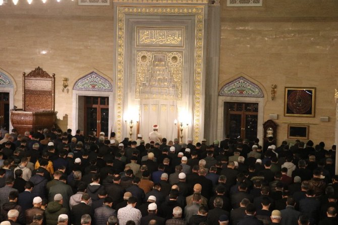 Regaip Kandili’nde Abdülhamit Han Cami doldu taştı