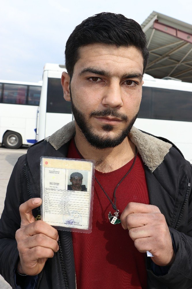 Suriyeli gençler Mehmetçiğe destek için yola çıktı