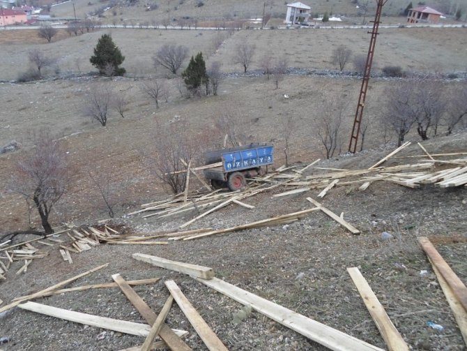 Traktör uçuruma yuvarlandı: 3 yaralı