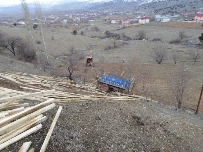 Traktör uçuruma yuvarlandı: 3 yaralı