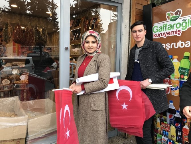 Kahramanmaraş'ta Gençler şehitler için bayrak dağıttı