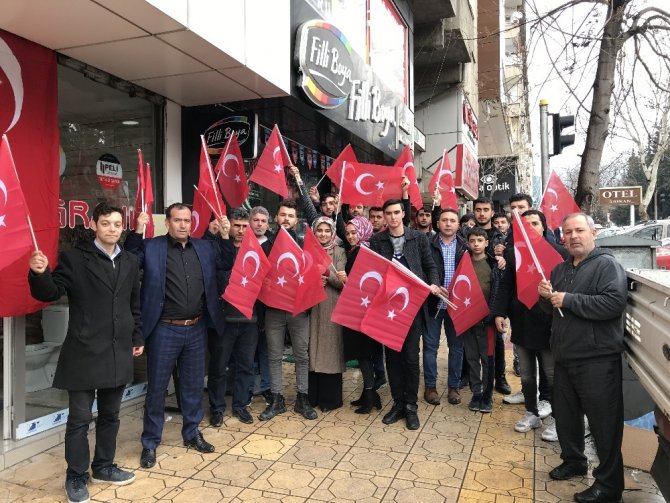 Kahramanmaraş'ta Gençler şehitler için bayrak dağıttı