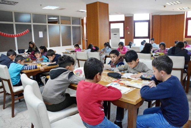 Çocuklar kütüphaneyle buluşturuluyor