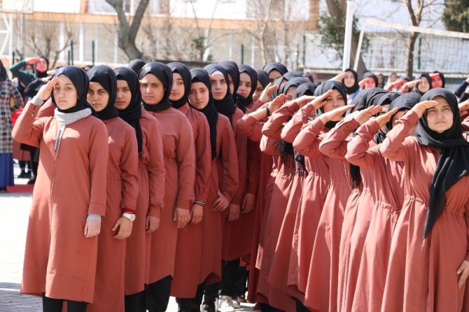 İmam hatipli kızlardan Mehmetçiğe asker selamıyla destek