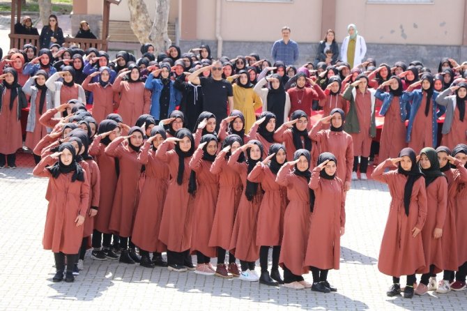 İmam hatipli kızlardan Mehmetçiğe asker selamıyla destek