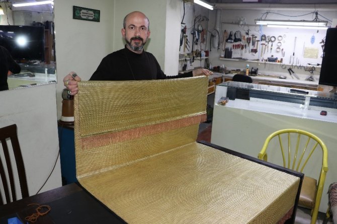 Kahramanmaraş'ta 15 kilo altınla halı işledi