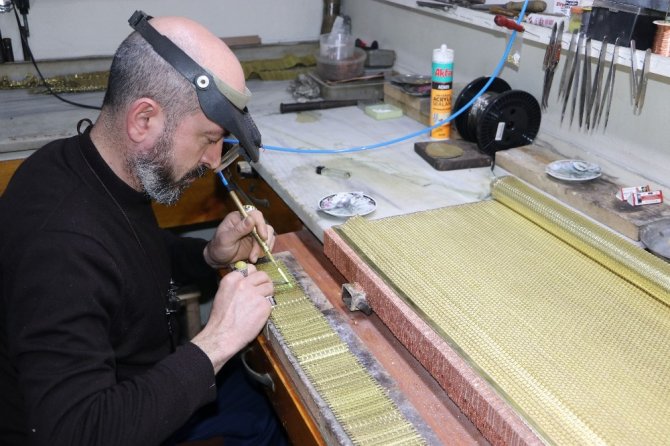 Kahramanmaraş'ta 15 kilo altınla halı işledi