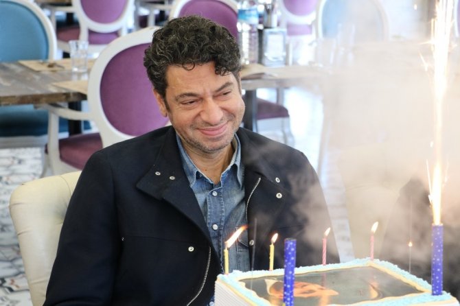 Hakan Taşıyan satırla Maraş dondurması kesti