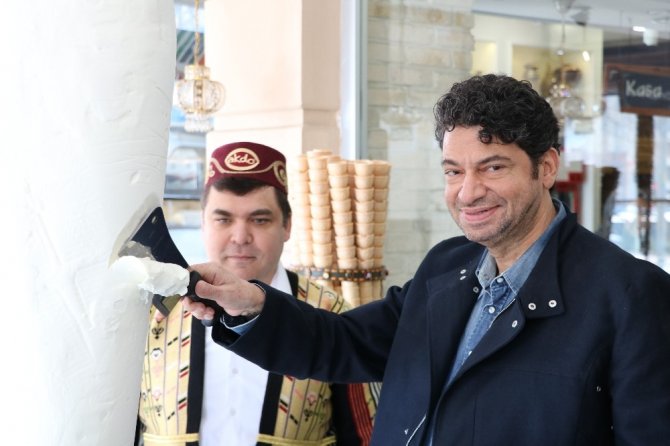 Hakan Taşıyan satırla Maraş dondurması kesti