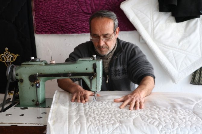Yorgan ustası zamana direniyor