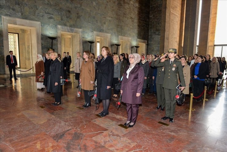 Bakan Akar’ın eşi Şule Akar’dan Anıtkabir’e ziyaret